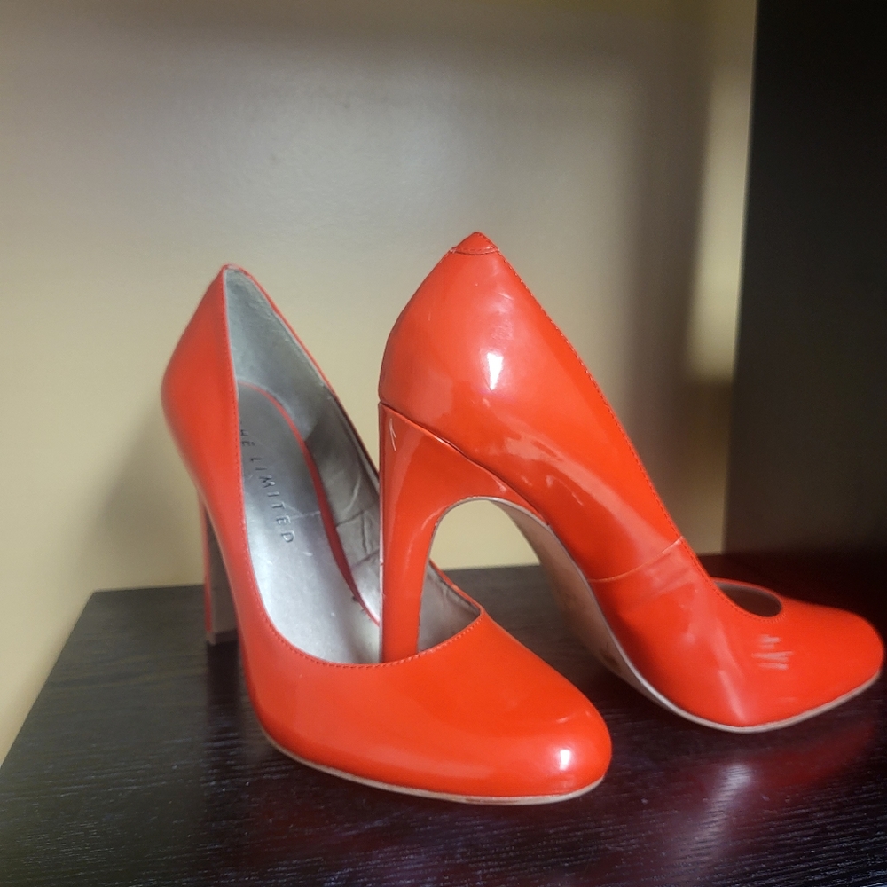 The limited red pumps